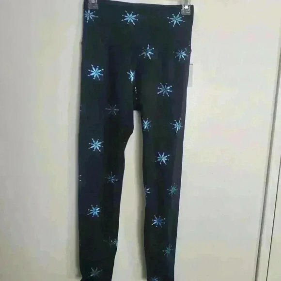 NWT Beyond Yoga High Waisted
Midi Snowflake shiny limited edition Legging
Sz S - Picture 3 of 9